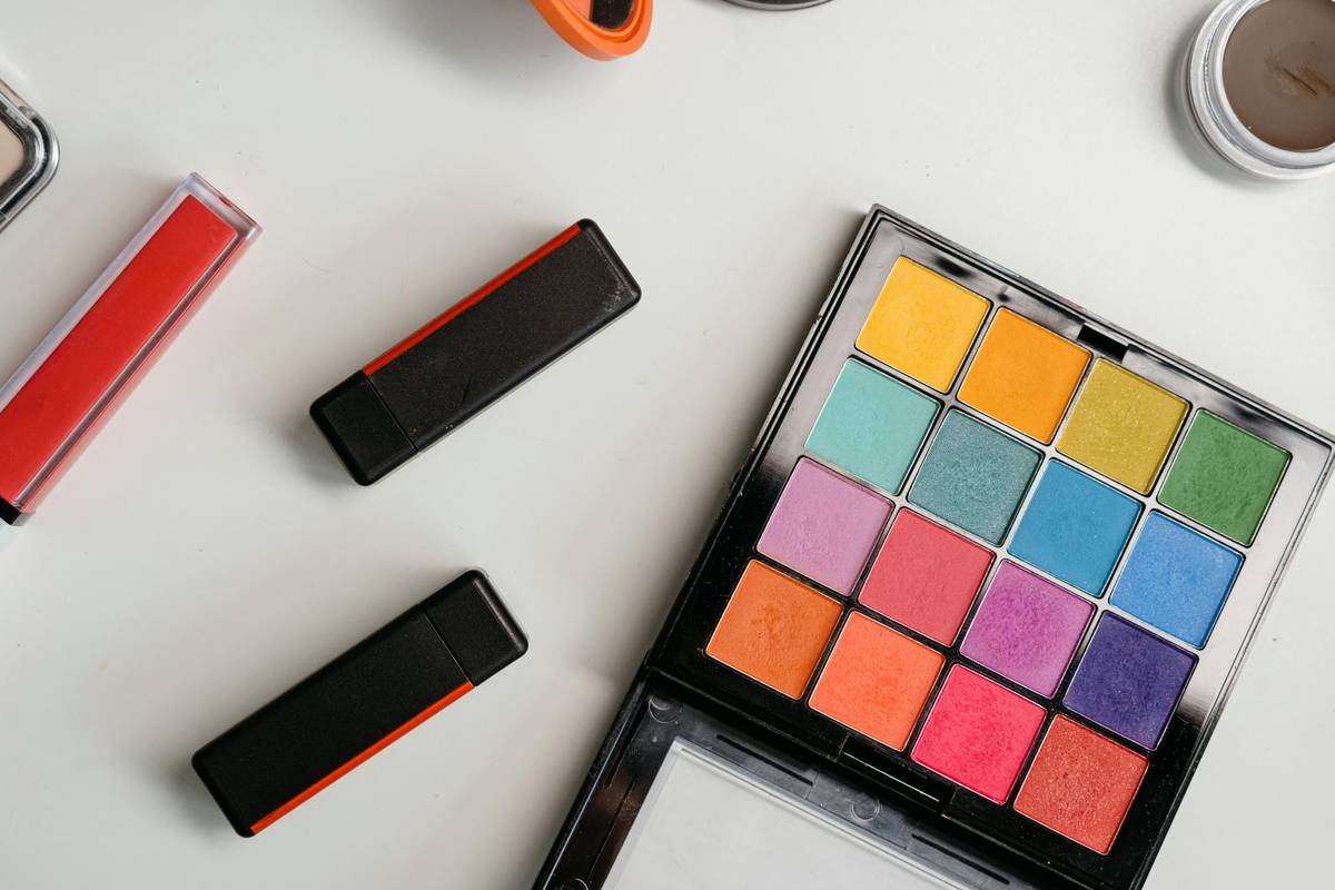 Infographic showing FDA-approved vs. non-approved colorful cosmetic ingredients with skin reaction stats