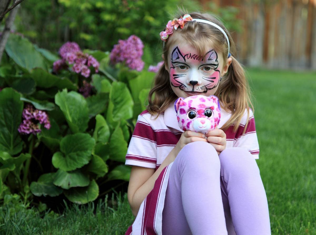 Infographic showing FDA vs. non-FDA compliant kids face paint ingredients, highlighting allergens like parabens, fragrances, and heavy metals