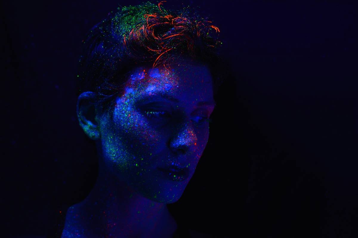 Neon Party Cosmetics: Your Expert Guide to Glowing, Smudge-Proof & Skin-Safe Looks