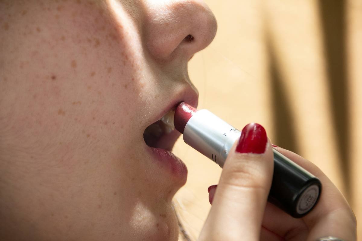 The Ultimate Guide to Festive Party Cosmetics That Actually Stay On (and Don’t Irritate Your Skin)